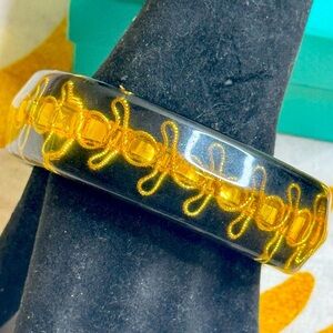 VINTAGE CLEAR BLACK  LUCITE GOLD Ribbon CHAIN BANGLE BRACELET 1" WIDE